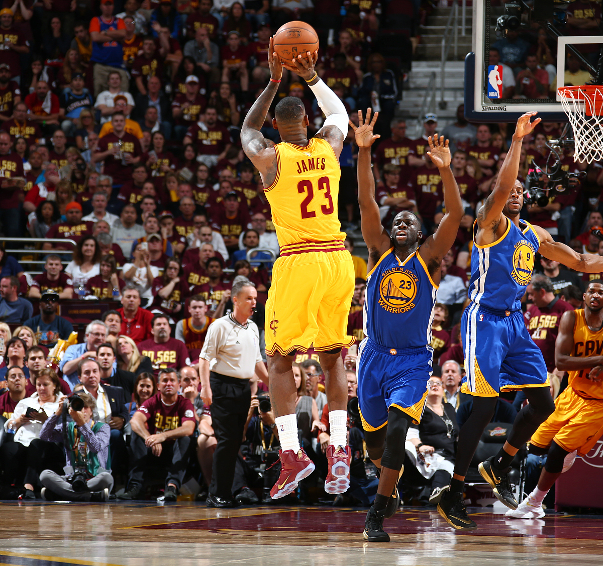 虎扑-关于莎拉波娃重返赛场，出色防守首场状态出色，尤文图斯观众沸腾！赛场气氛高涨的信息