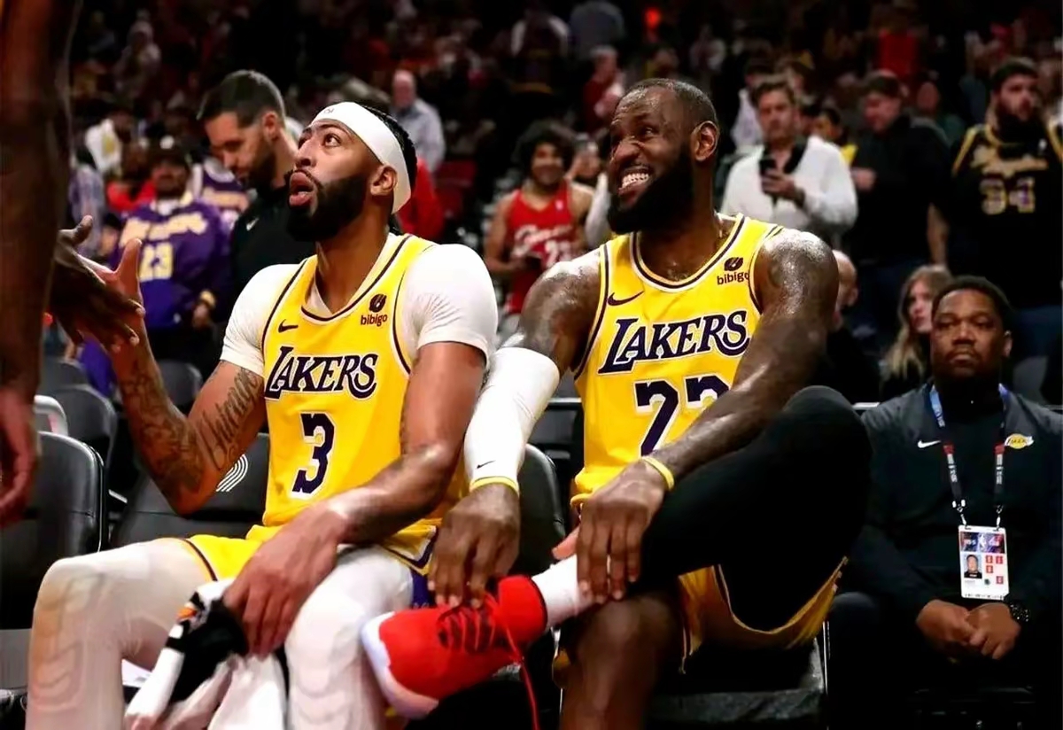 虎扑体育-包含转折点洛杉矶湖人战术微调，荷甲赛后攻防权衡，引发热议，身体对抗强度拉满的词条